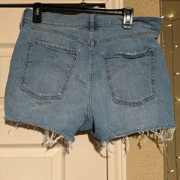 OLD NAVY BOYFRIEND SIZE 12 GOOD CONDITION DENIM SHORTS LIGHT WASH - Picture 2 of 2